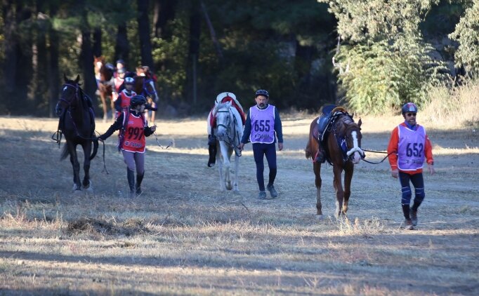 “29 Ekim Cumhuriyet Kupası Memleketler arası Atlı Dayanıklılık Yarışması” Çanakkale’de yapıldı