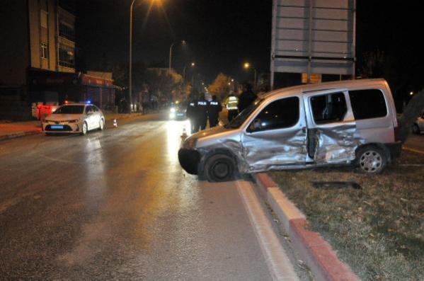 Araçta sıkıştığı yerden kurtarılan şoför, yaralı halde kaçtı