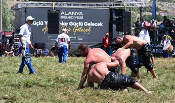 Başkan Böcek Alanya Gökbel Yağlı Pehlivan Güreşleri’nde